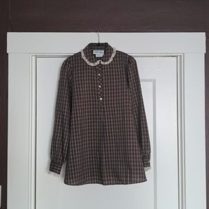 Vintage shirt with ruffle collar and sleeve details. Fits size small-mediun